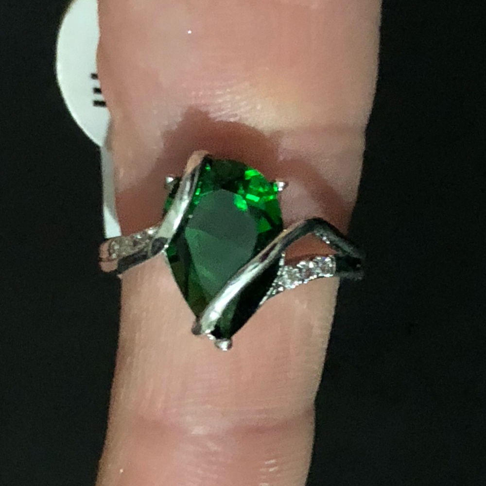 Green and Silver 925 Teardrop Gemstone Ring